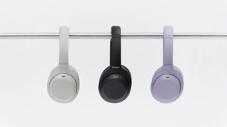 Sony WH-1000XM4C headphones in platinum silver, black and lavender