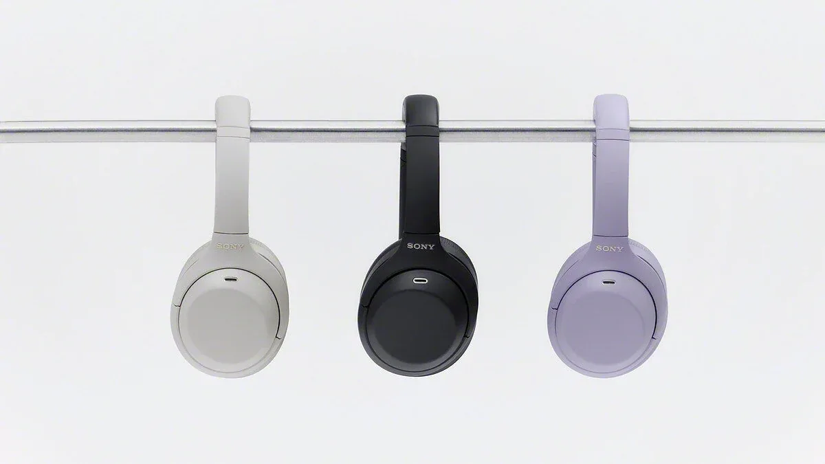Sony WH-1000XM4C headphones in platinum silver, black and lavender
